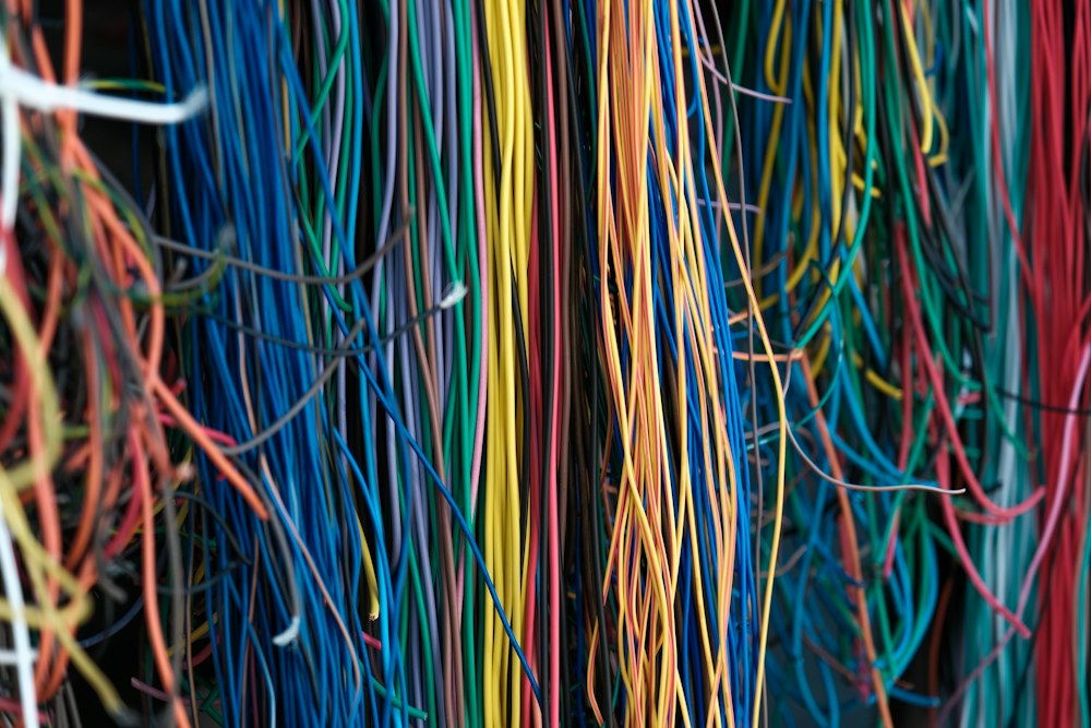 Kolorowe przewody elektryczne w instalacji
